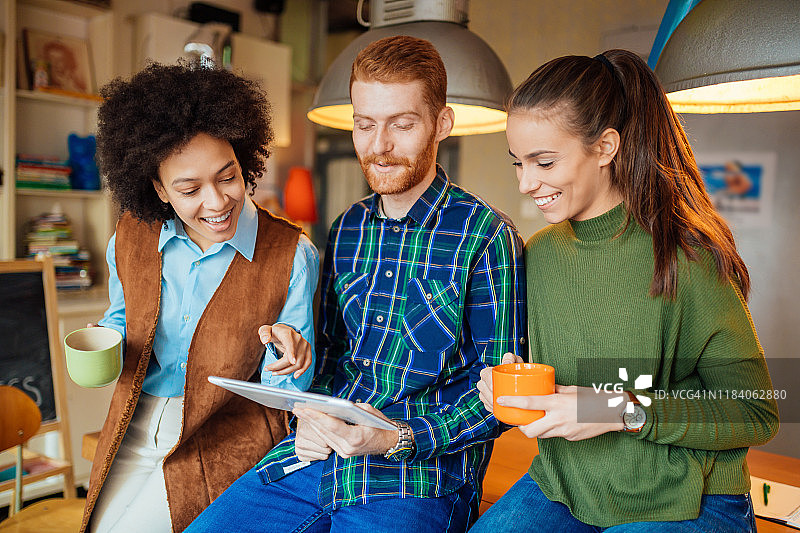 在工作场合休闲工作的学生图片素材