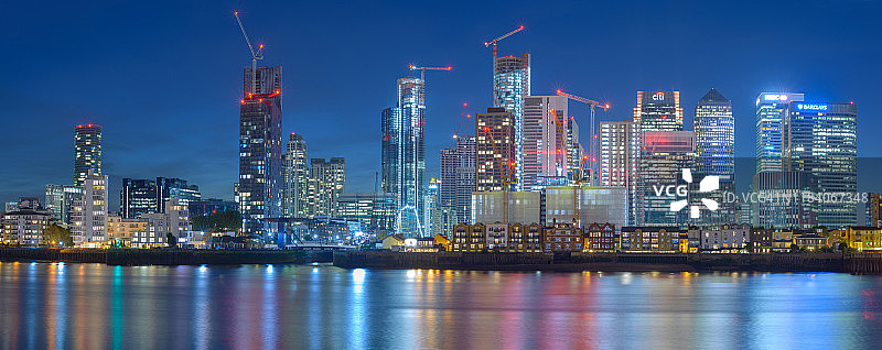 从格林威治半岛看金丝雀码头天际线图片素材