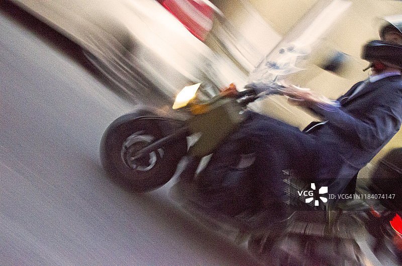 在意大利佛罗伦萨街道上骑摩托车图片素材