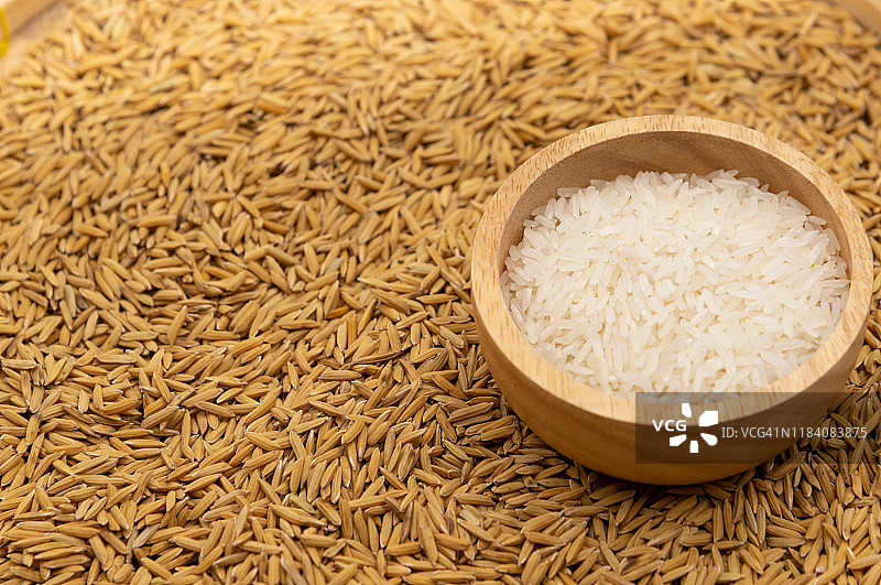 木碗中的稻米图片素材