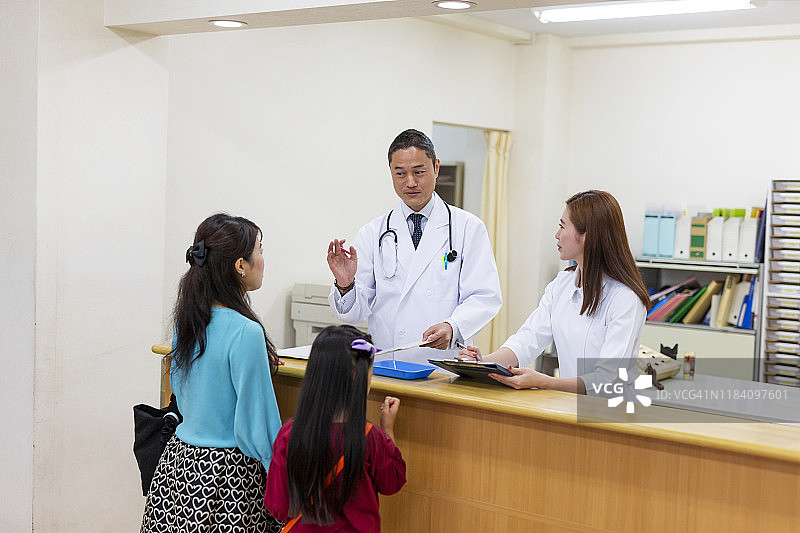 母亲在医院接待处填写文件图片素材