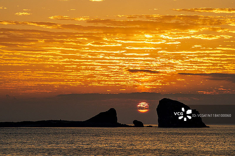 韩国济州岛兄弟岛日出景色图片素材
