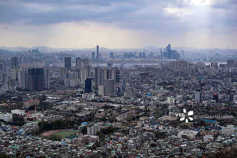 韩国安山春季雾霾中的城市景观图片素材
