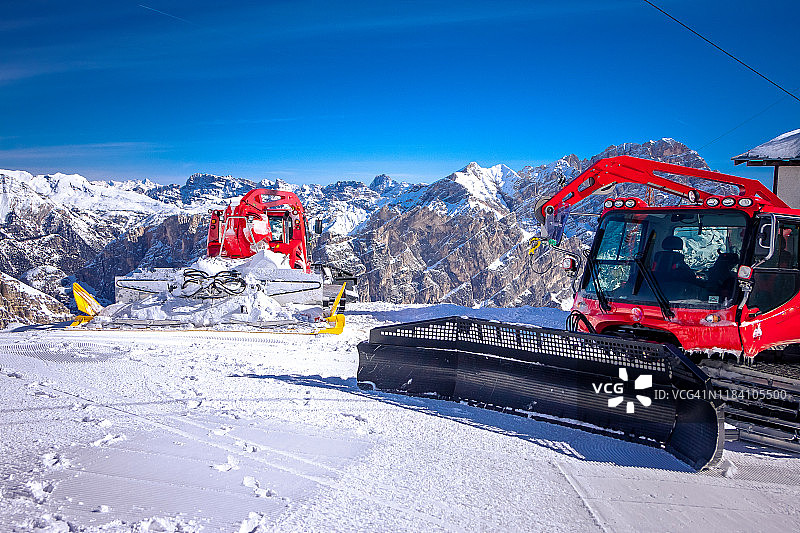 奥地利蒂罗尔阿尔卑斯山冬季的两台压雪机图片素材