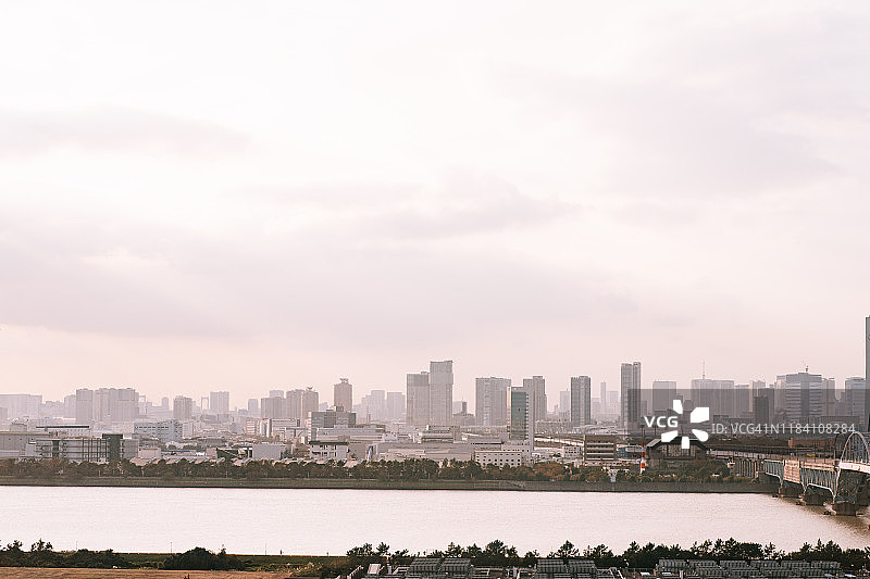 东京天际线与荒川图片素材