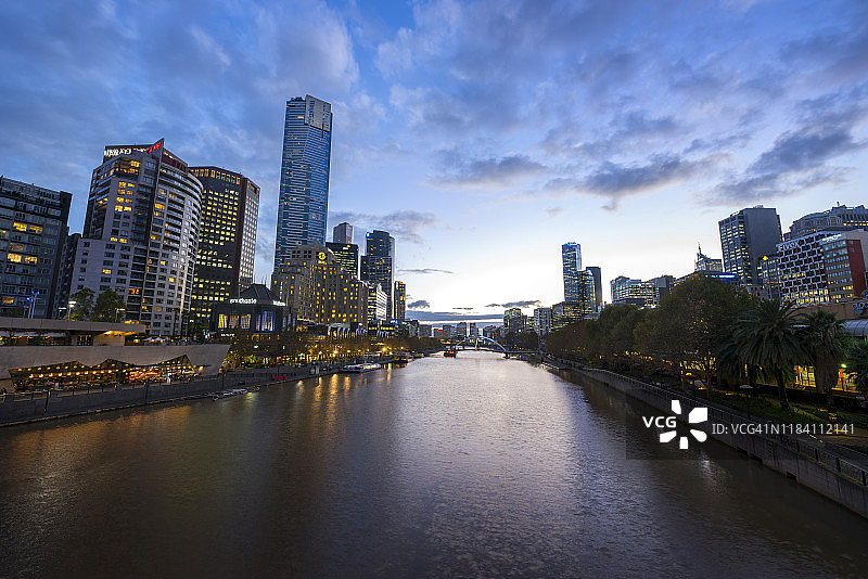 黄昏时分的亚拉河与墨尔本城市天际线图片素材