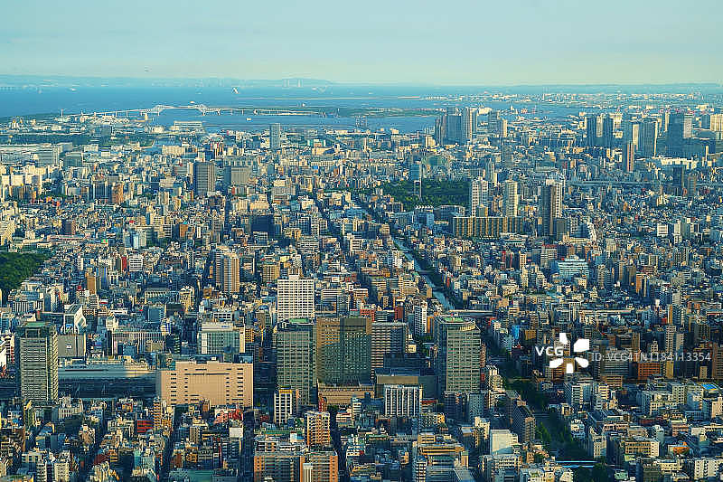 日本东京都市圈是世界上人口最多的都市区，JR线路旅行图片素材
