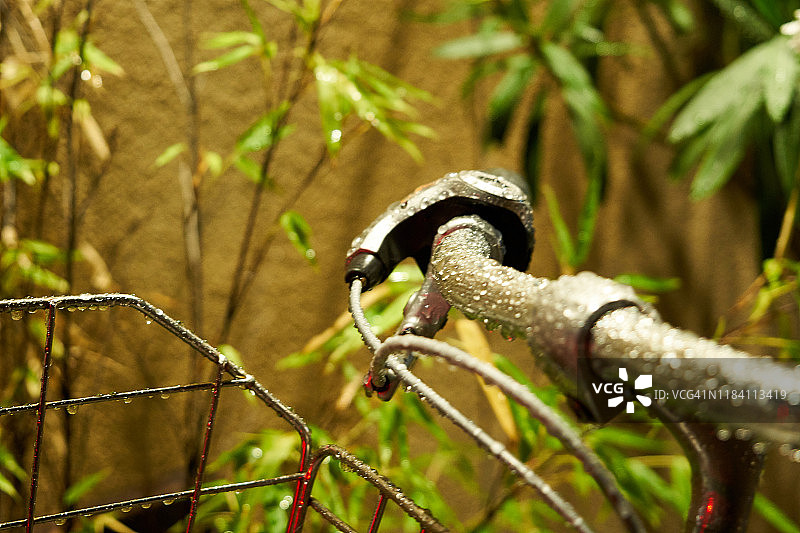 竹林背景下的雨中自行车特写，东茶屋街艺伎区，金泽市旅游，日本JR线路图片素材