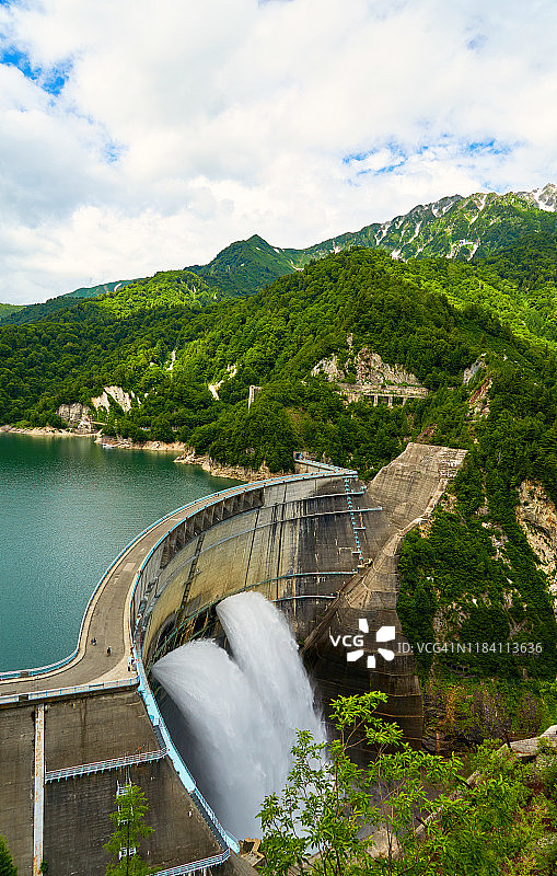 日本立山黑部阿尔卑斯路线黑部水坝泄洪景象图片素材