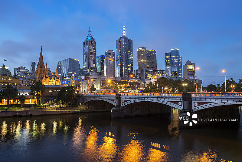 从南岸看日暮时分雅拉河上的王子桥和墨尔本城市建筑图片素材