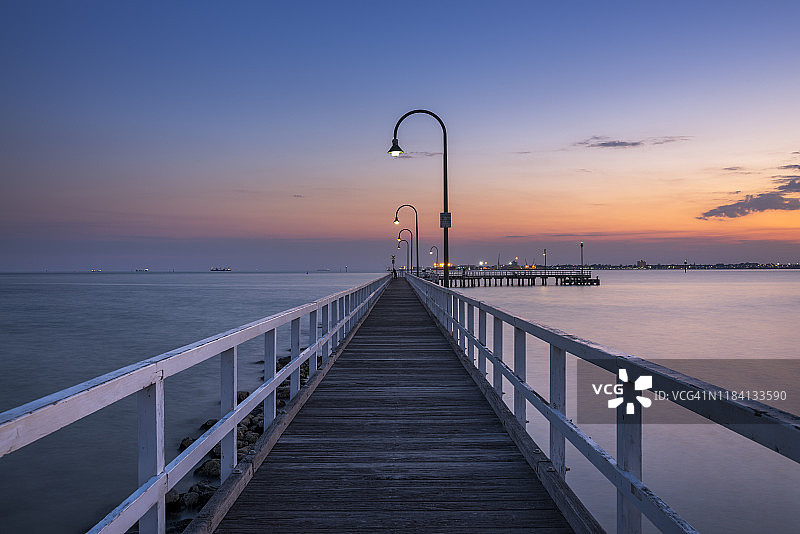 墨尔本港日落时分的泻湖码头图片素材