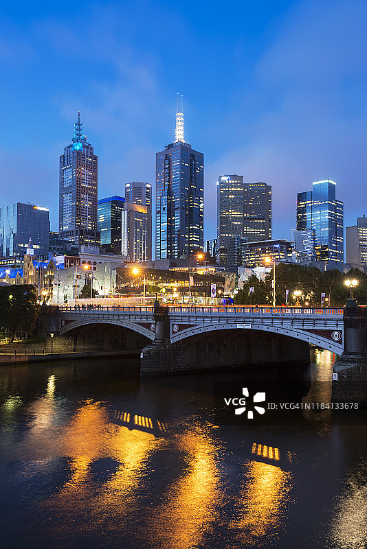 从南岸看日暮时分雅拉河上的王子桥和墨尔本城市建筑图片素材