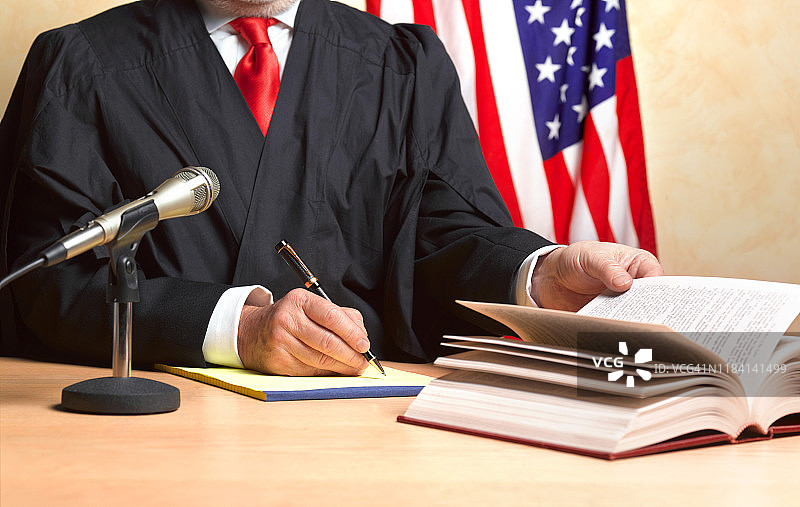 法官在总结期间参考书籍图片素材