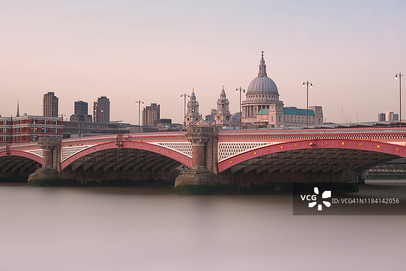 布莱克法里亚桥和圣保罗大教堂图片素材