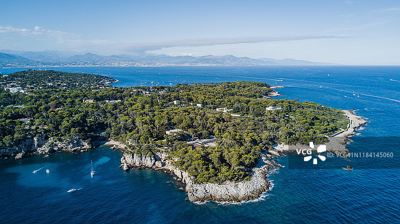 法国南部蔚蓝海岸的昂蒂布海岬鸟瞰图图片素材
