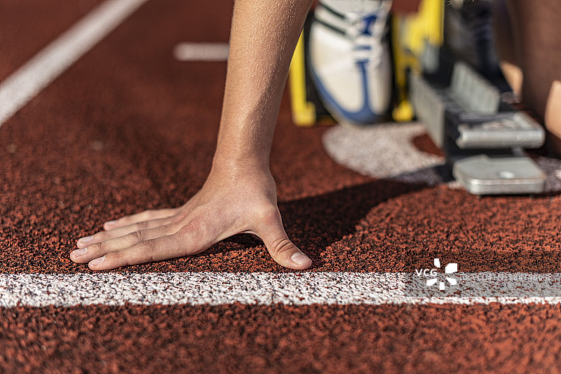女跑步者在起跑线上的手部特写图片素材