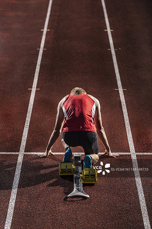 男运动员跑道起跑器背面视角图片素材
