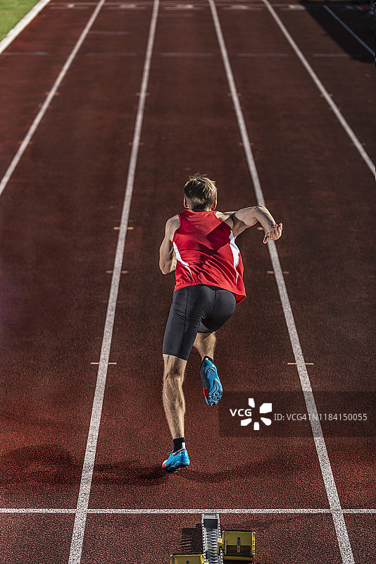 起跑的男跑步者（后视图）图片素材