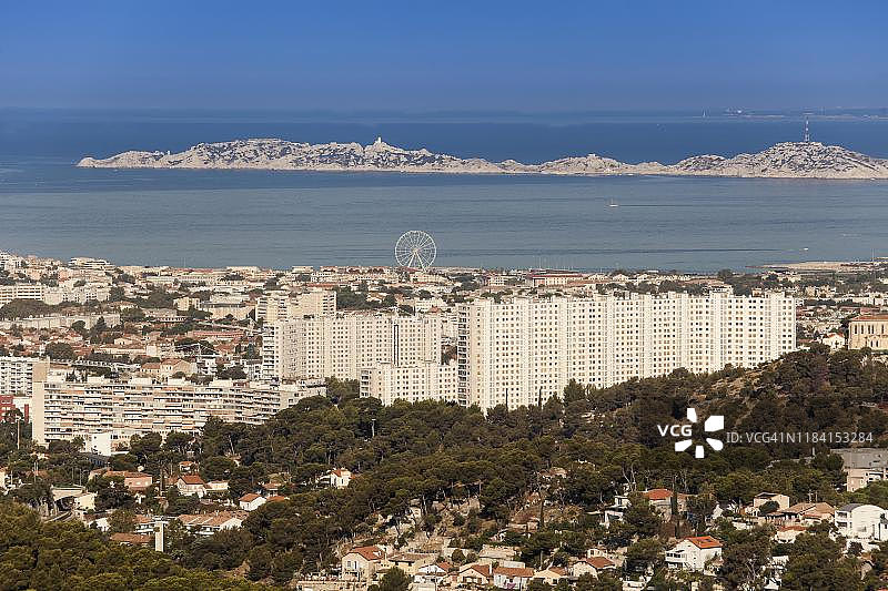 马赛城市景观：背景为伊夫岛监狱，法国普罗旺斯-阿尔卑斯-蓝色海岸图片素材