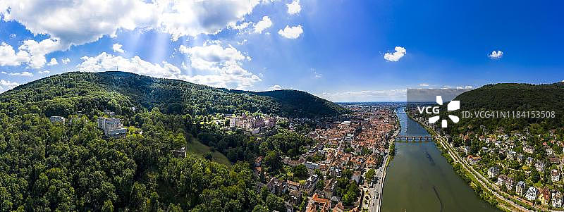 德国巴登-符腾堡海德堡城堡和老城区鸟瞰图片素材