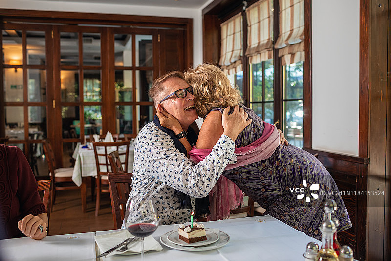 年长的男人在餐厅庆祝生日图片素材