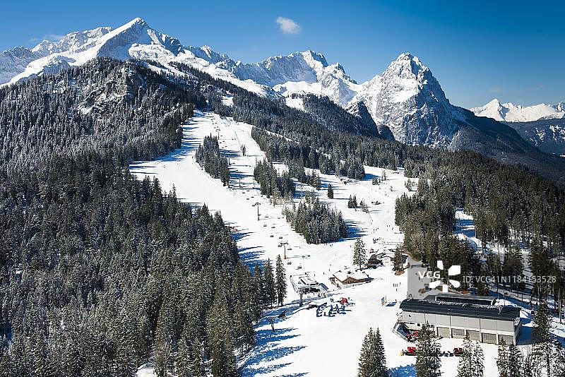 加米施-帕滕基兴豪斯贝格地区，楚格峰、阿尔卑斯山峰航拍，德国巴伐利亚州图片素材