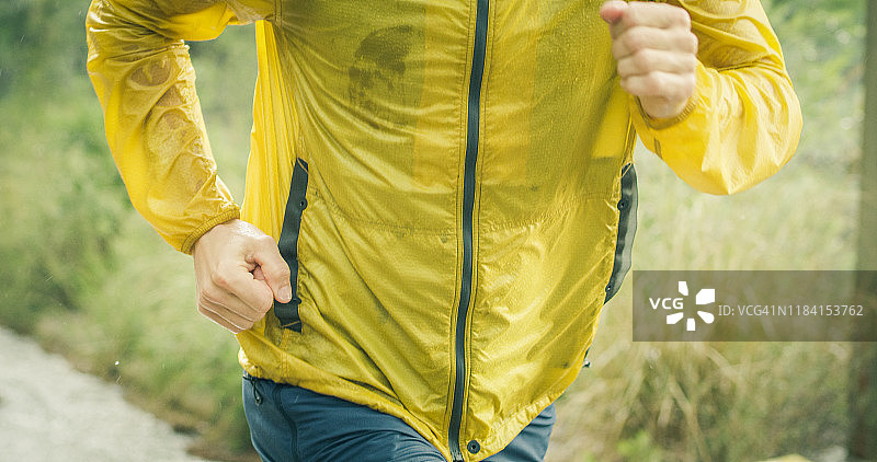 在雨中街上慢跑的健壮肌肉青年男人图片素材