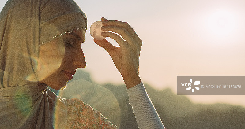 穆斯林女人手持疗愈水晶图片素材