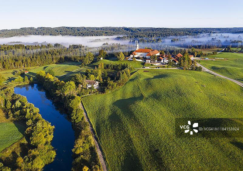 德国巴伐利亚州萨克森卡姆的罗伊特贝格修道院和磨坊池塘航拍图片素材