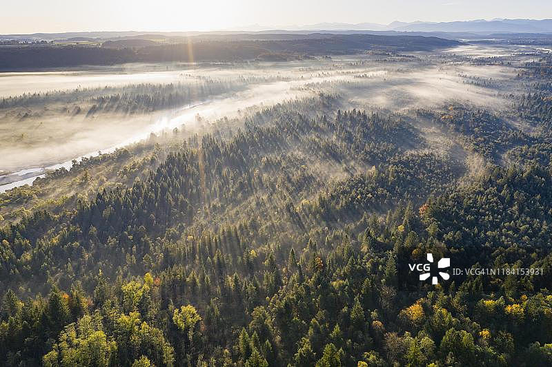 德国巴伐利亚伊萨尔河畔日出航拍图片素材