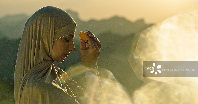 穆斯林女人手持疗愈水晶图片素材