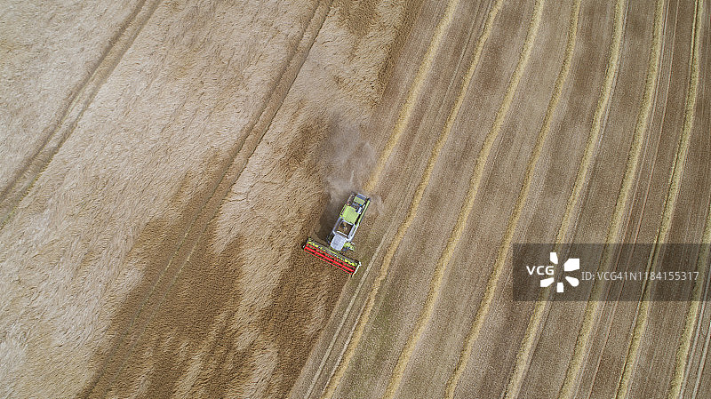 联合收割机在田野中的航拍视角图片素材
