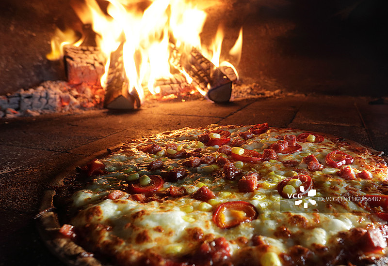 披萨烤箱里的披萨图片素材