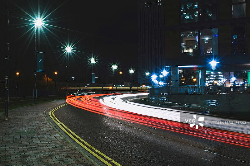 英国曼彻斯特索尔福德码头，车辆穿梭的长时间曝光图片素材