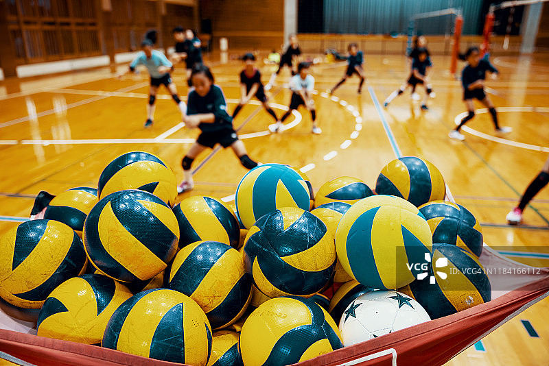 在排球队训练中热身的年轻女孩们图片素材