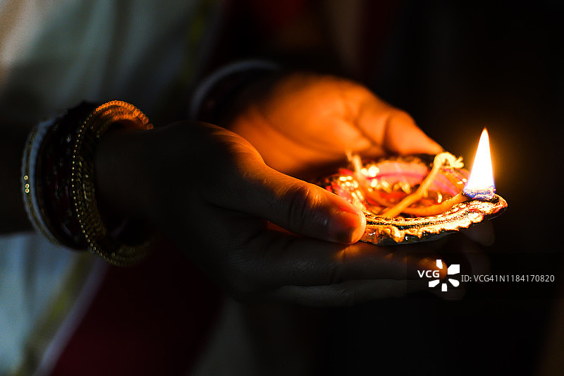 女人手持排灯节灯图片素材