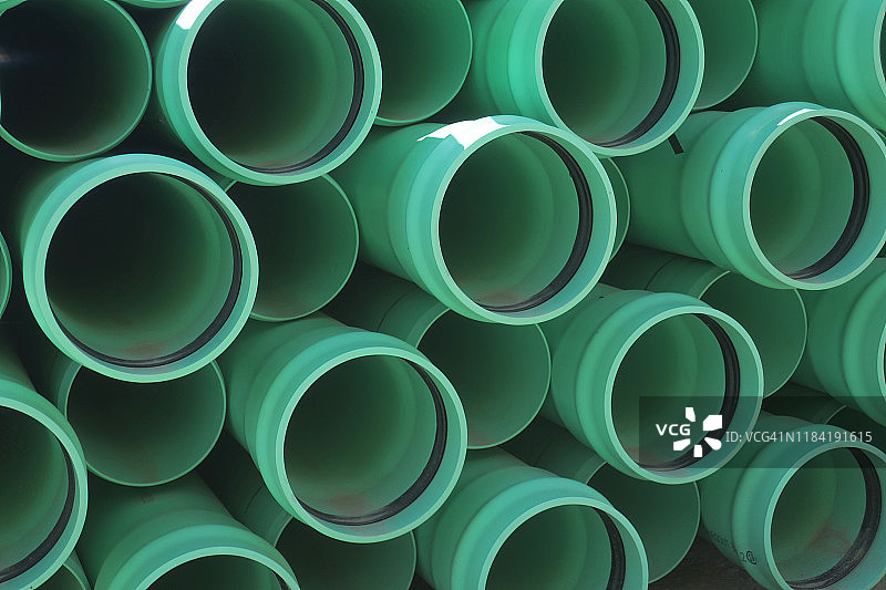 蓝绿色塑料管堆叠图片素材
