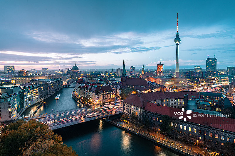 柏林城市景观的蓝色时刻图片素材