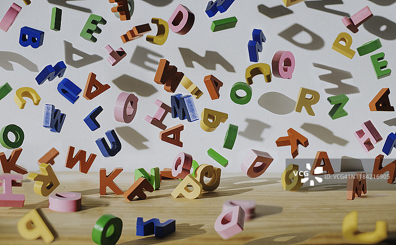 字母掉落图片素材