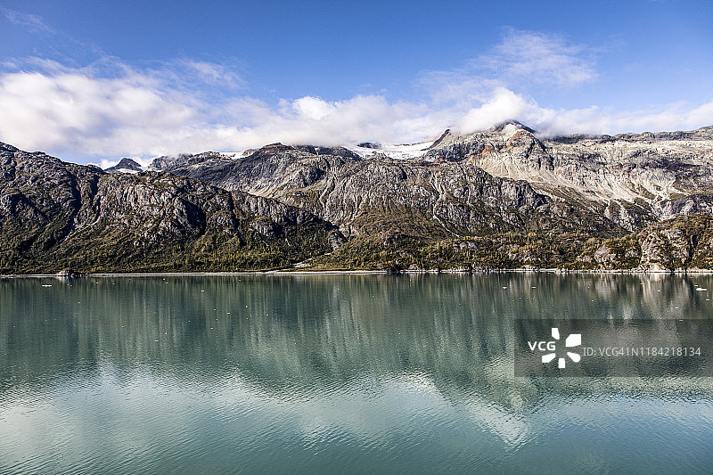 冰川湾国家公园的山脉和云彩倒影图片素材