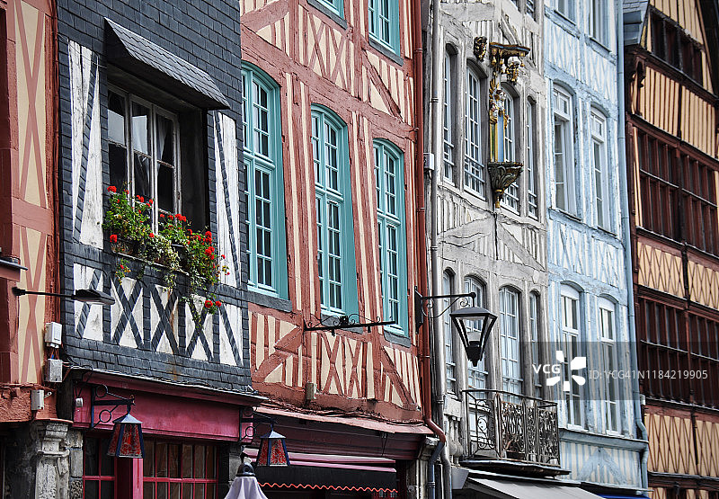 鲁昂的彩色半木结构房屋图片素材