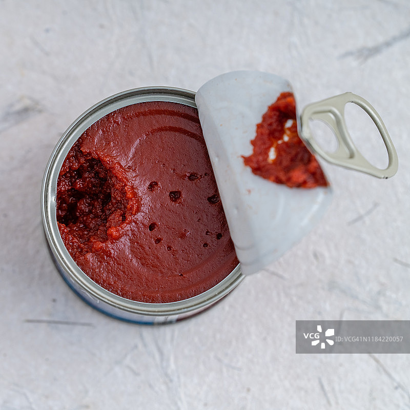 拉开番茄酱罐头图片素材