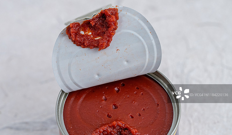 拉开番茄酱罐头图片素材
