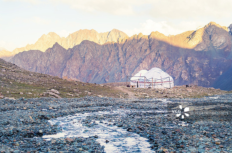 山间的蒙古包与河流美景图片素材