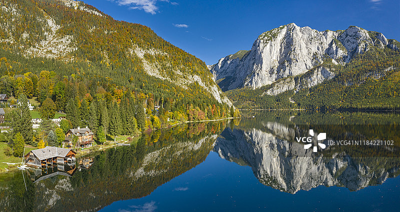 秋季倒影 - 奥地利施蒂利亚州阿尔陶塞湖图片素材
