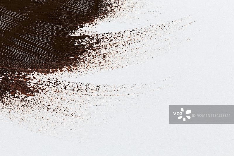 白色纸上棕色画笔笔触图片素材