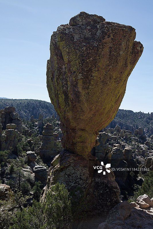石英流纹岩石峰，形似手或菜花图片素材