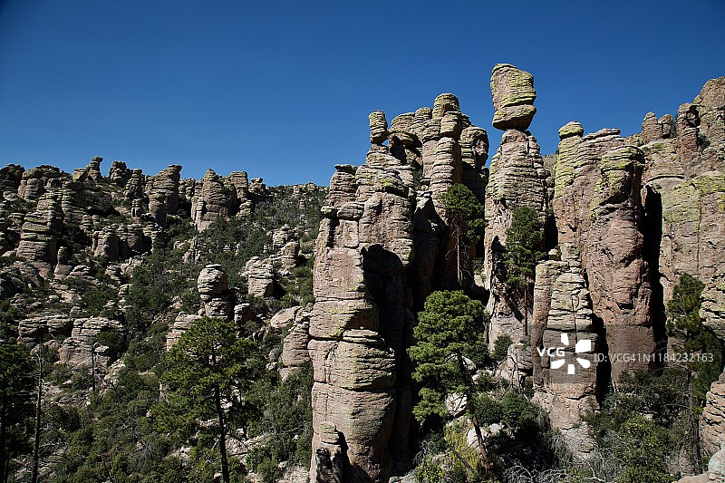 流纹岩石峰图片素材