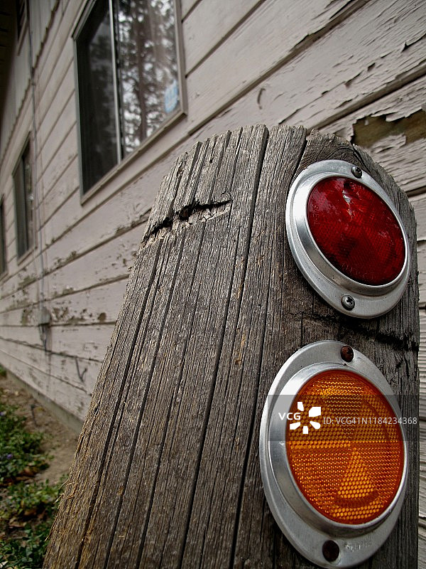 自制系缆柱守护着一处破败的住所图片素材