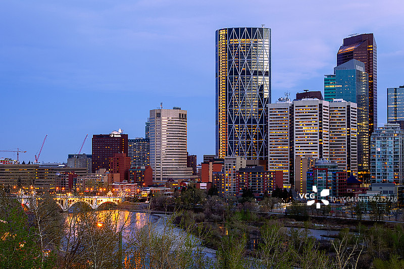 加拿大艾伯塔省卡尔加里弓河天际线图片素材